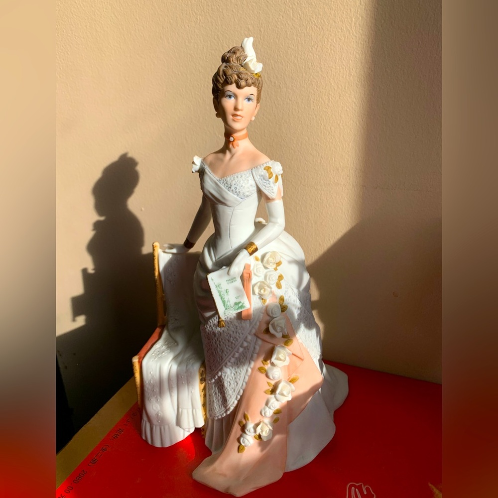 Avon Mrs. Albee Present’s Club Award Figure